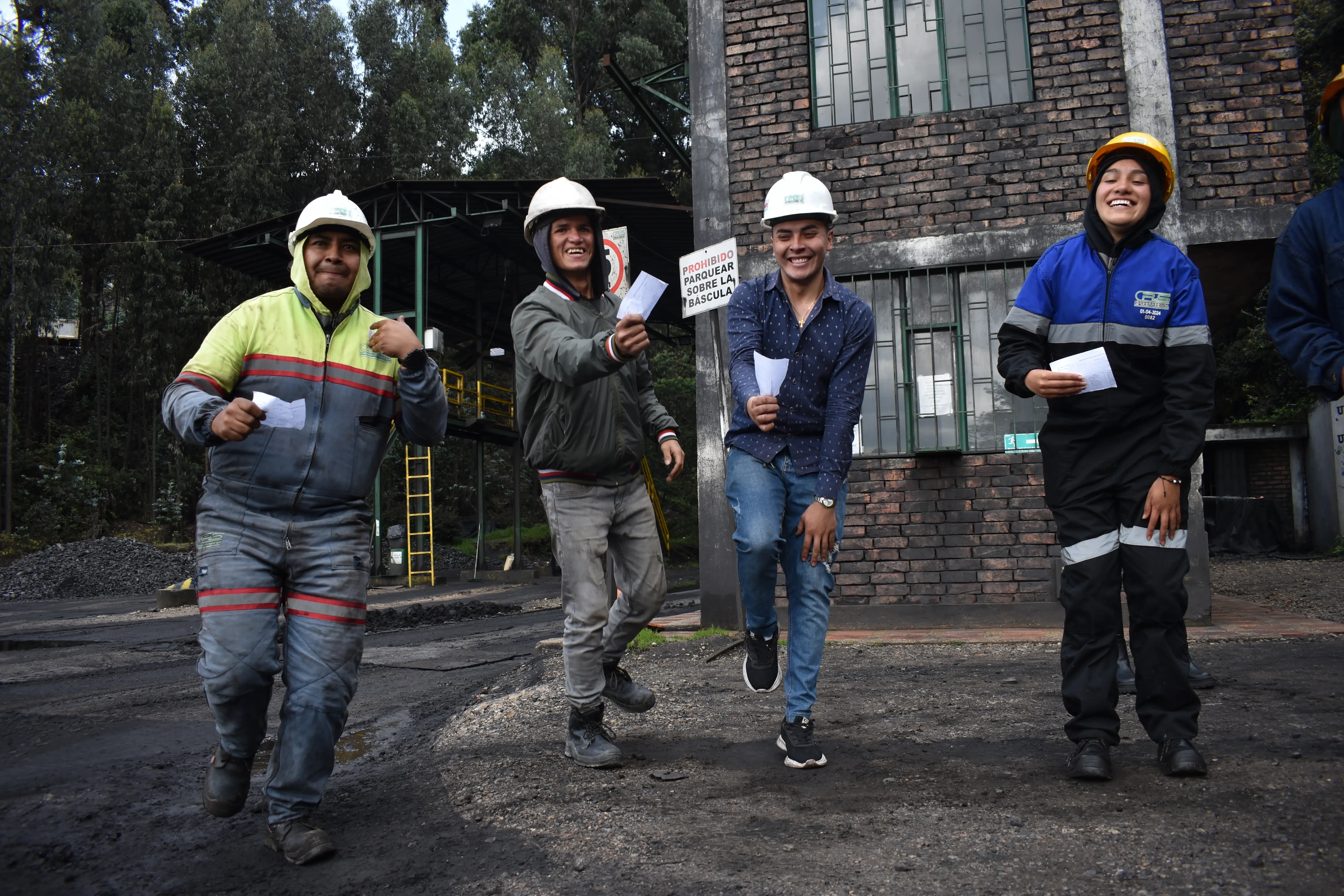 Profesional con auriculares trabajando en laptop