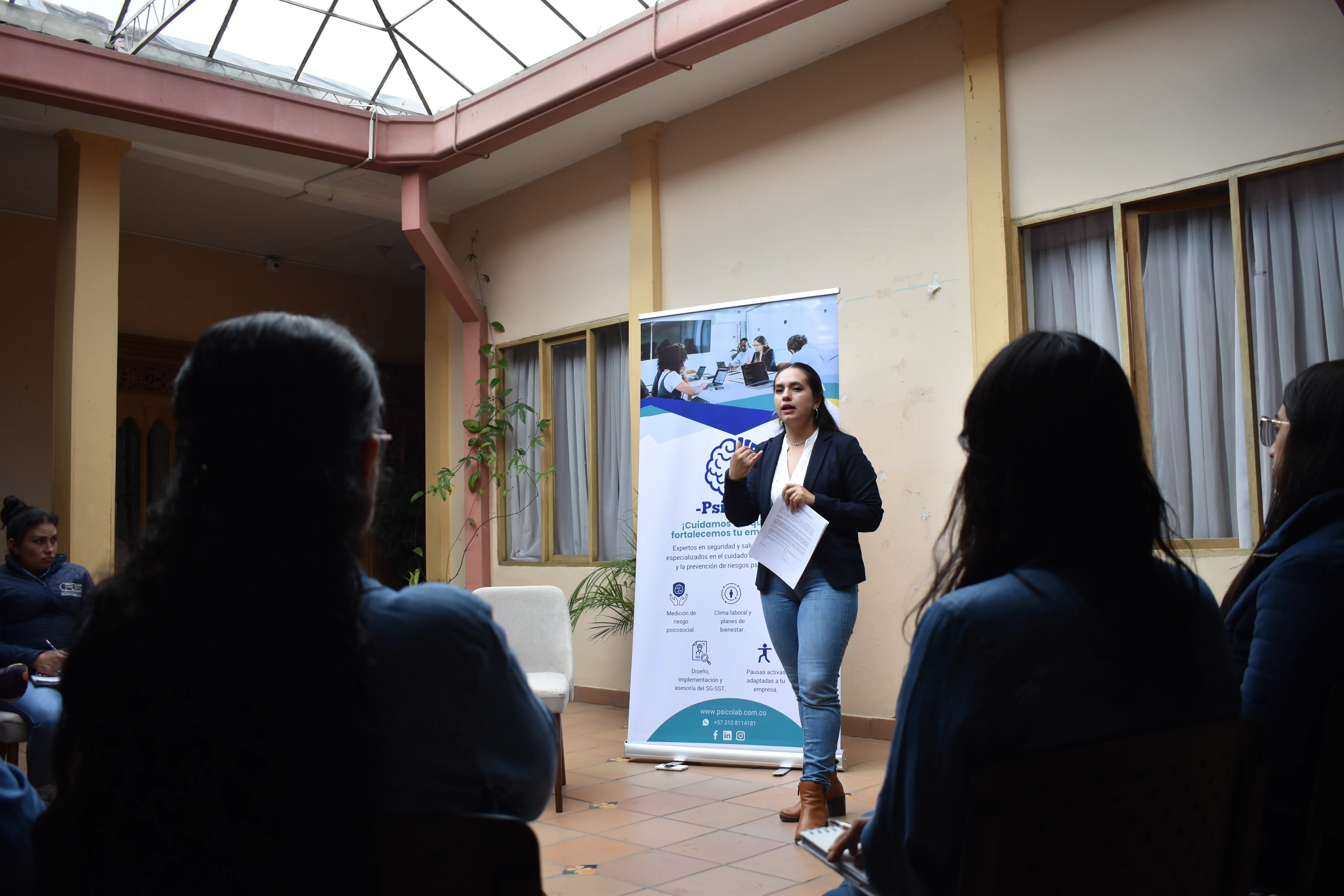 Reunión de profesionales en oficina